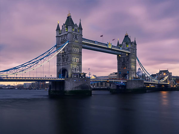 Photo of London Bridge for Sales Training page from Improving Communications UK.